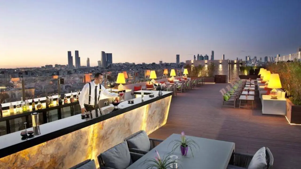 A Taste of Istanbul's Nightlife: Top Bars, Clubs, and Rooftop Lounges